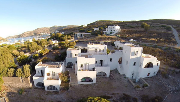 Marco e Diego hanno preso in gestione un piccolo resort sull'isola di Patmos in Grecia